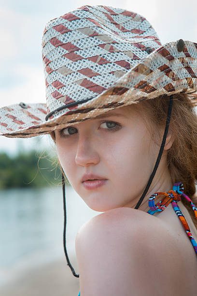 sexy kobieta z kapelusz kowbojski - fashion women denim farm zdjęcia i obrazy z banku zdjęć