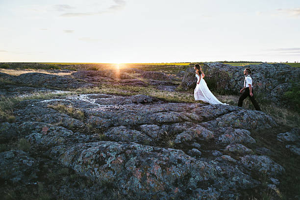 mariée avec un marié aller sur la localité caillante - wedding suit photos et images de collection