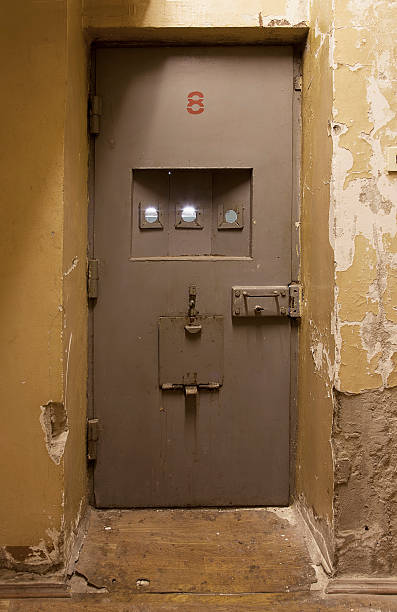 jail cell door - lock door horror gate imagens e fotografias de stock