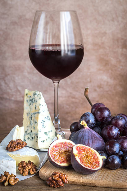 vino rosso con fichi, formaggio e uva - uva zinfandel foto e immagini stock