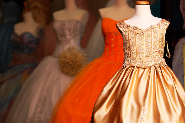 свадебные платья quinceanera на манекенах - evening gown стоковые фото и изображения