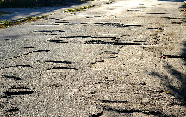 pozzi sulle strade dell'asfalto - yawner foto e immagini stock