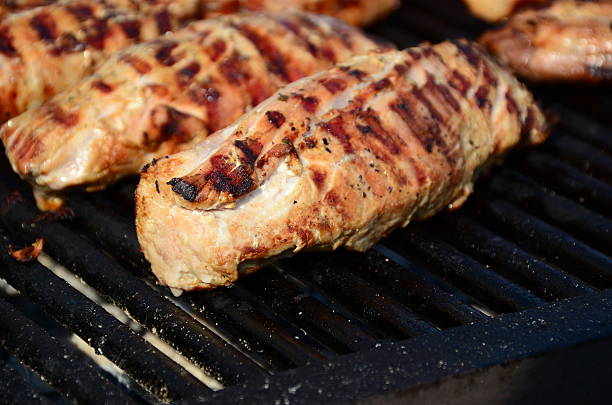 バーベキューチキンの胸肉のグリル - barbecue grill chicken barbecue chicken breast ストックフォトと画像