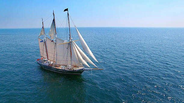 beau grand voilier dans des eaux calmes par beau temps - brigantine sailing ship old nautical vessel photos et images de collection