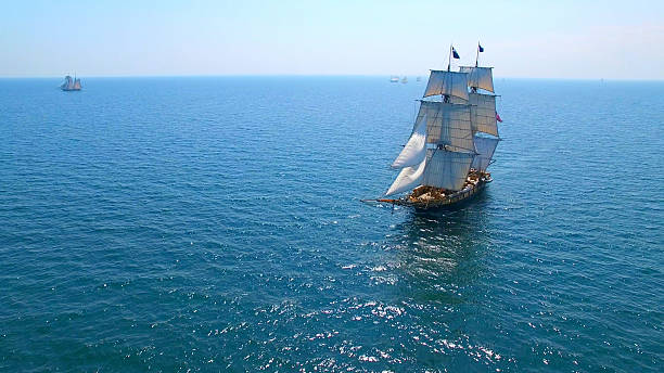 schönes hohes schiff segeln tiefblaues wasser in richtung abenteuer - brigantine sailing ship old nautical vessel stock-fotos und bilder