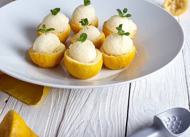 레몬색 셔벗 또는 아이스크림 내부 신선한 레몬 - lemon ice cream 뉴스 사진 이미지