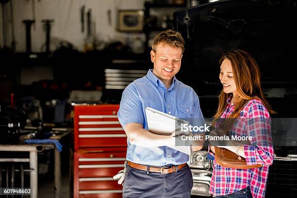 Glücklicher Kunde Bespricht Reparaturen Mit Automechaniker In Der Werkstatt Stockfoto und mehr Bilder von Kunde