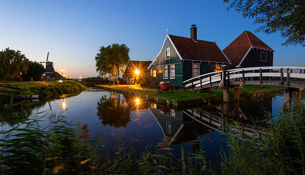 zaanse schans - zaanse schans bridge house water imagens e fotografias de stock