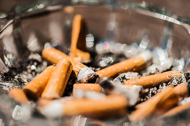 cinzeiro  - cigarette smoking ashtray tobacco - fotografias e filmes do acervo