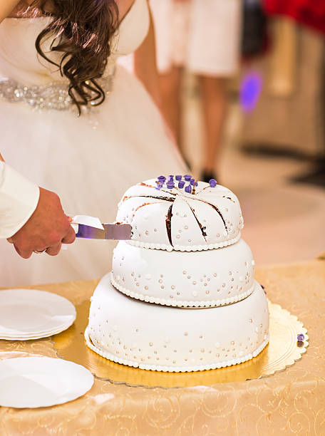 mariée et un marié couper un gâteau de mariage - christmas wedding bride winter photos et images de collection