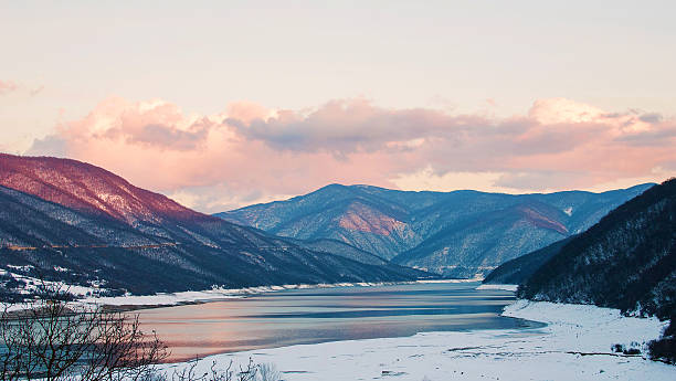 istock Lake in the Hills 602291952