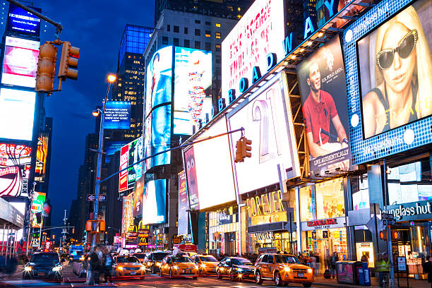 taxis en 7th avenue en times square, new york city  - distrito de los teatros de manhattan fotografías e imágenes de stock