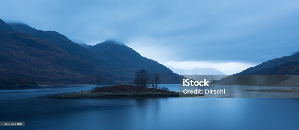 Loch Leven, Schottland Mystical lake, absolute silence in January after sunset. Horizontal Stock Photo