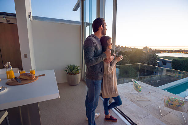 coppia che sta facendo colazione insieme a casa. - balcony house golf home interior foto e immagini stock