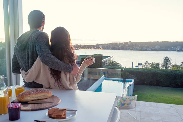 coppia che sta facendo colazione insieme a casa. - balcony house golf home interior foto e immagini stock