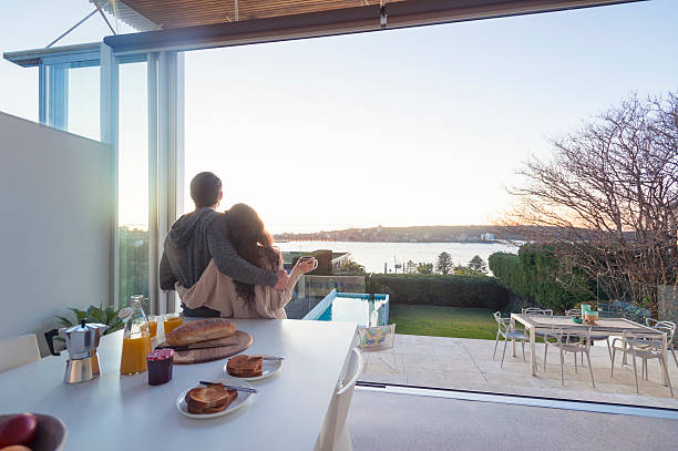 coppia che sta facendo colazione insieme a casa. - balcony house golf home interior foto e immagini stock