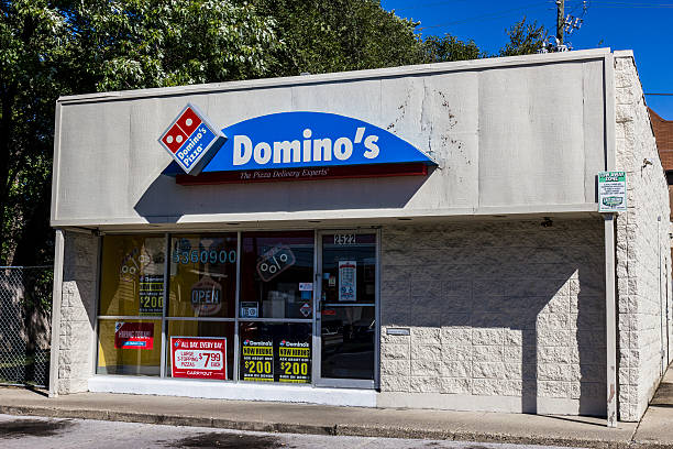 domino's pizza carryout ristorante iv - dominos pizza foto e immagini stock