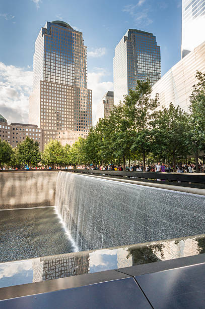 le national 9/11 meorial sur le site wtc ground zero. - new york city finance manhattan famous place photos et images de collection