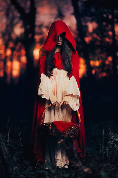tajemniczy czerwony kapturek w lesie - passion women mystery art zdjęcia i obrazy z banku zdjęć