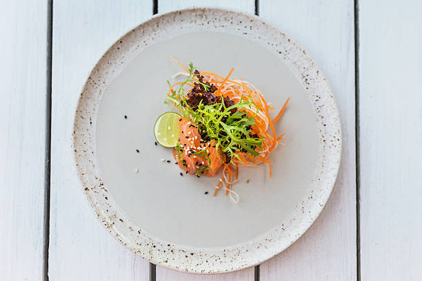 sashimi de salmón saludable y ensalada fresca - salad directly above salmon food fotografías e imágenes de stock