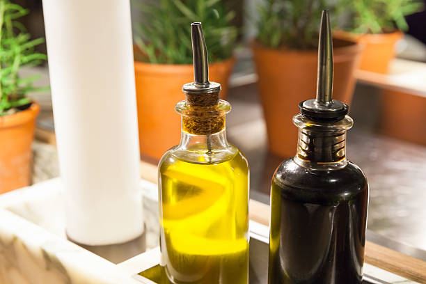 оливковым маслом и бальзамическим уксусом в стеклянных флаконах - balsamic vinegar olive oil bottle cooking oil стоковые фото и изображения
