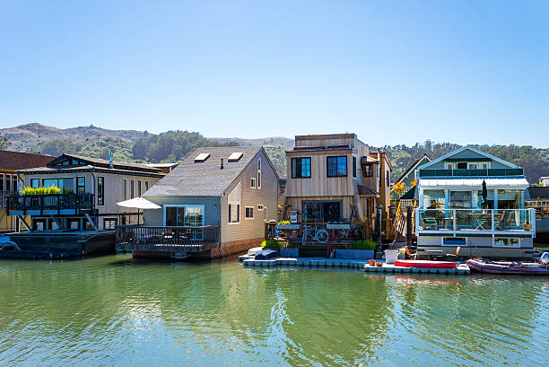 Sausalito Sausalito, United States - September 23, 2015: The colorfully painted House Boats in the outskirts of the country sausalito stock pictures, royalty-free photos & images