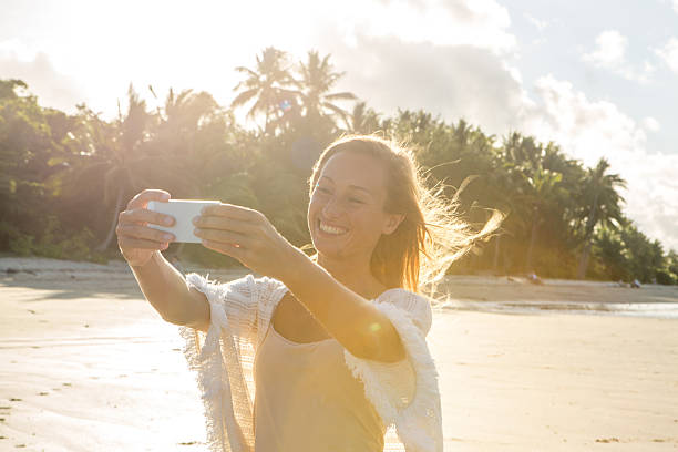 금발의 소녀 소요 셀카 에 해변 사용 휴대 전화 - australia photographing camera beach 뉴스 사진 이미지
