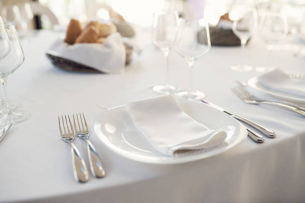 preparado para los huéspedes - restaurant tablecloth fotografías e imágenes de stock