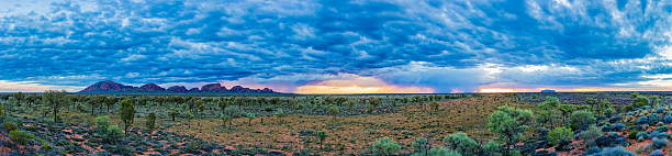 ката тьюта и улуру австралия восход панорама с облаками - uluru australia northern territory sunrise стоковые фото и изображения