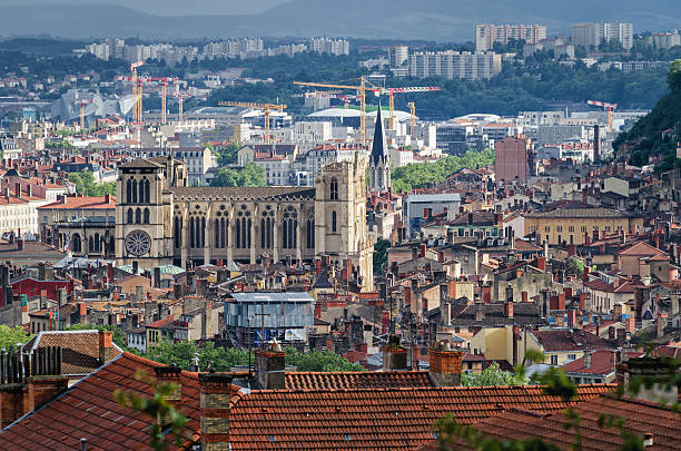 vue panoramique lyonnaise avec cathédrale saint jean baptiste - basilique notre dame de fourvière photos et images de collection