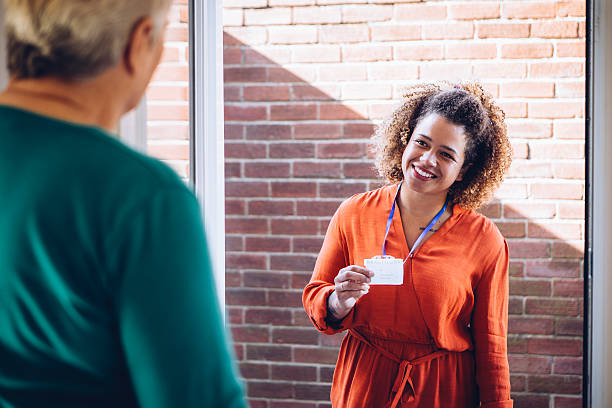 i'll be helping you today! - social worker assistance home caregiver community outreach imagens e fotografias de stock