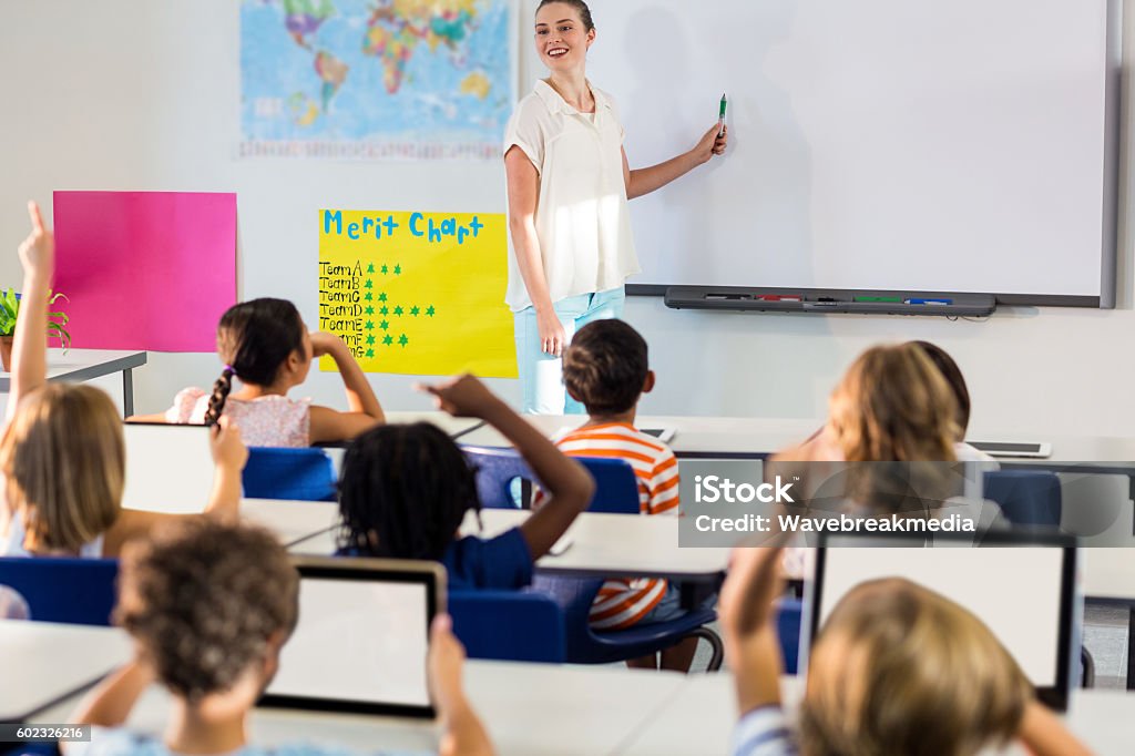 Lehrer unterrichtet Schüler mit Whiteboard - Lizenzfrei Weiße Tafel Stock-Foto