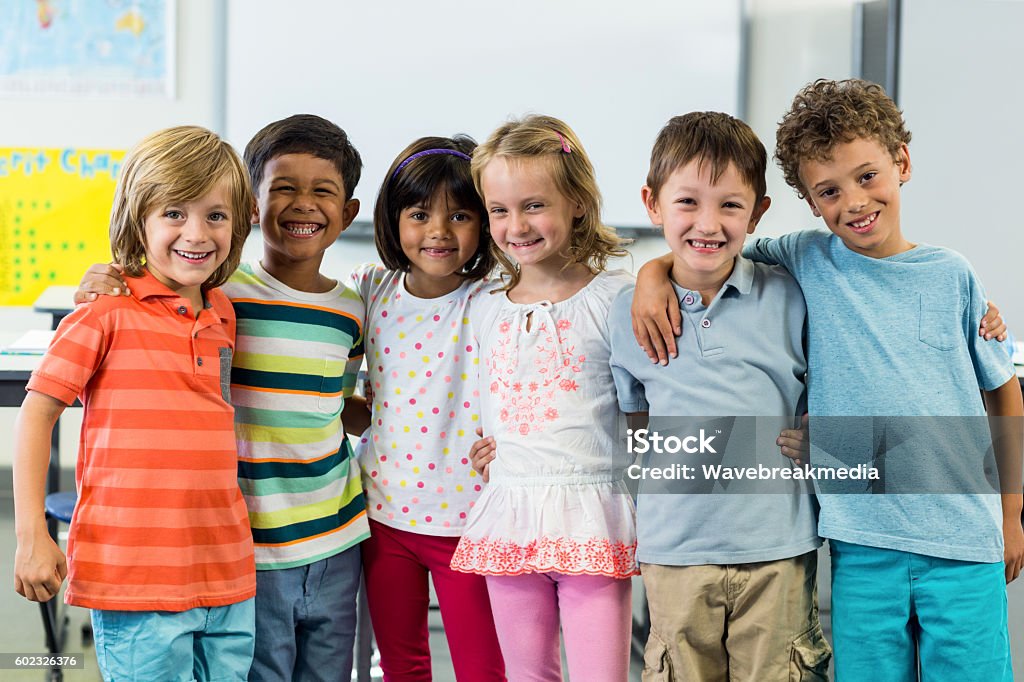 Glückliche Schüler stehen im Klassenzimmer - Lizenzfrei Vorschulalter Stock-Foto