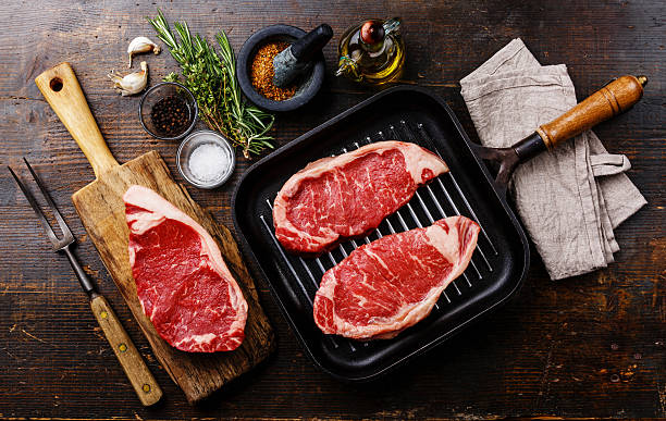 rohes fleisch steak mit zutaten und pfanne - chimichurri horizontal beef steak stock-fotos und bilder