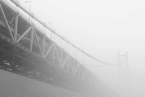 spooky тяжелый туман на подвесной мост - wnc стоковые фото и изображения