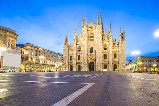 o duomo da catedral de milão em milão, itália - milan italy cathedral duomo of milan night - fotografias e filmes do acervo