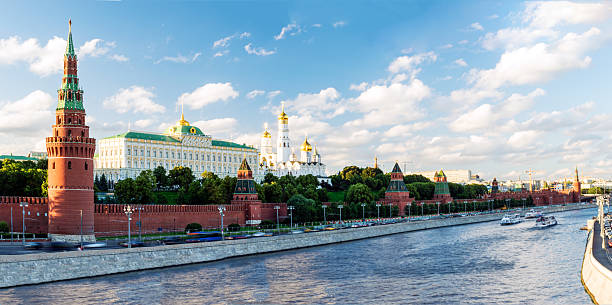 panoramablick auf den moskauer kreml. russland - moscow russia russia river panoramic stock-fotos und bilder