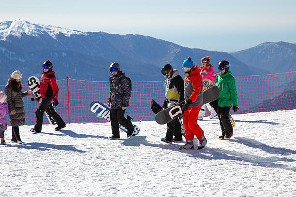 esquiadores e snowboarders. estância de esqui de rosa khutor. sochi. rússia - snowbord imagens e fotografias de stock