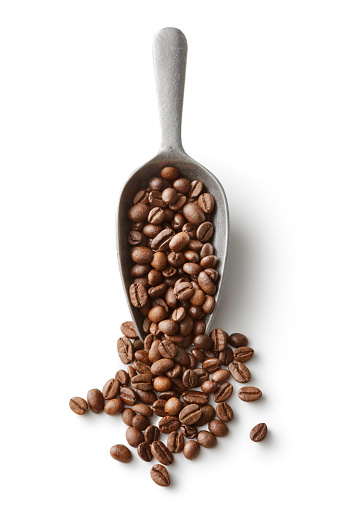 Café: Granos de café en cucharada aislados sobre fondo blanco photo