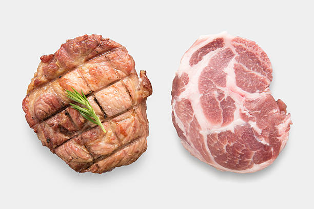 생 돼지 고기 다진 스테이크와 구운 돼지 고기 갈비 스테이크를 모릅니다. - rib eye steak steak beef prepared potato 뉴스 사진 이미지
