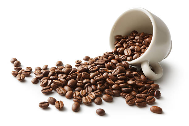 コーヒー:コーヒー豆とカップは白い背景に隔離 - falling beans ストックフォトと画像