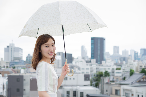 Lady who puts up an umbrella
