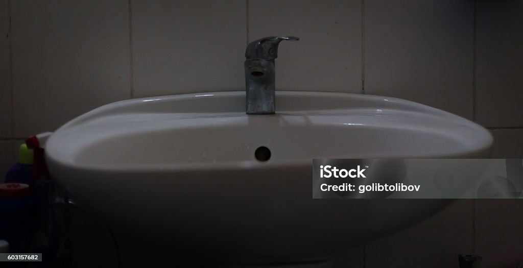 interior do banheiro com pia - Foto de stock de Azulejo royalty-free