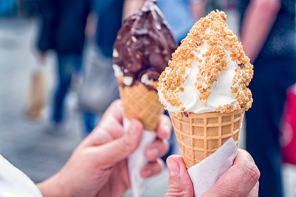 crème glacée douce au chocolat et au croquant - soft serve ice cream photos et images de collection