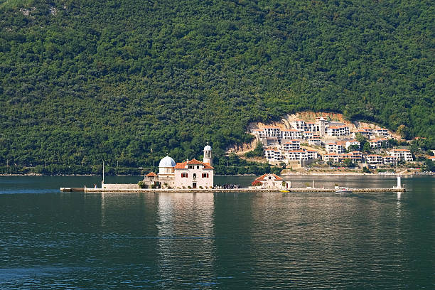 insel unserer lieben frau von den felsen, kotor bay, montenegro - gospa od škrpjela stock-fotos und bilder