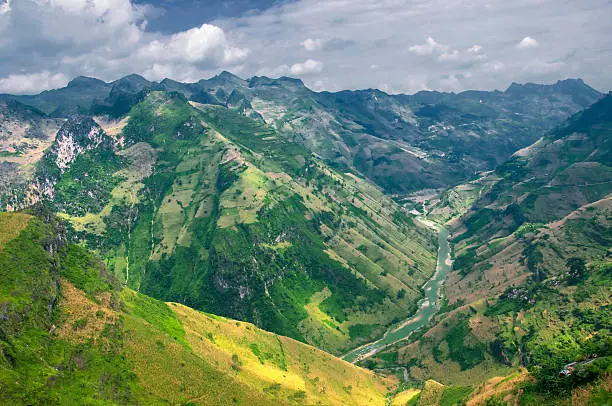 Dong Van karst plateau Geopark consists of four districts, namely, Meo Vac, Dong Van, Yen Minh, Quan Ba. Located in the North of Ha Giang province - Viet Nam. It shares border with china in the north, total area of over 2.346 km2 . The karst plateau is created by at least 80 percent limestone and many fossils of ancient creatures species from 400 - 600 million years ago. Its average elevation is 1400 -1600 meters above sea level.