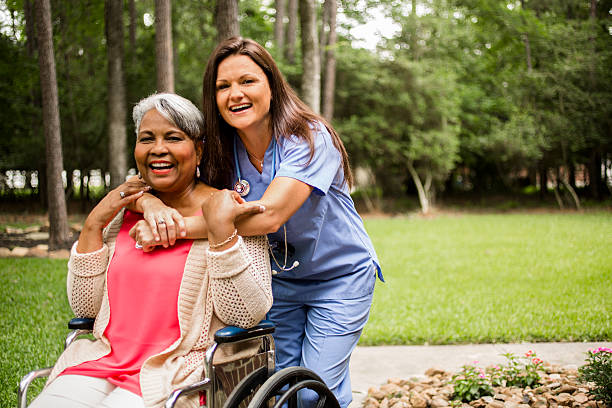 senior erwachsenen zu hause healthcare krankenschwester, fürsorgliche im freien. - community outreach home caregiver care cheerful stock-fotos und bilder