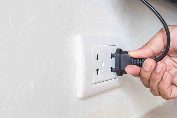 ハンド保持および引っ張り電気プラグ - electric plug outlet pulling electricity ストックフォトと画像