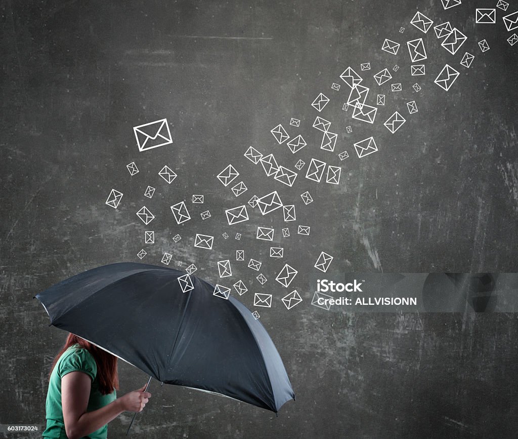 mujer bajo el paraguas - Foto de stock de Correo basura libre de derechos