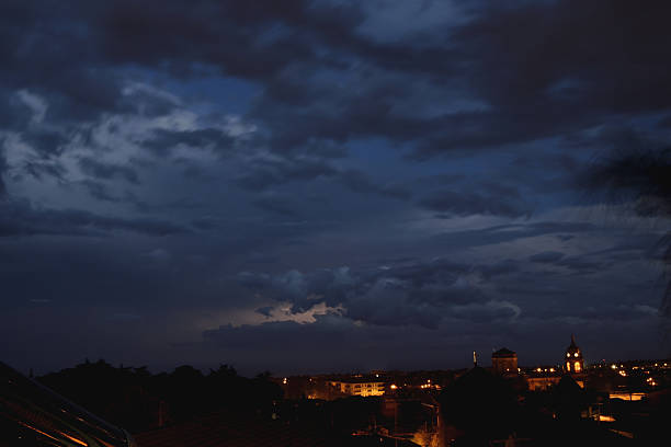 le ciel bleu indigo au-dessus de la ville - dark sky photos et images de collection